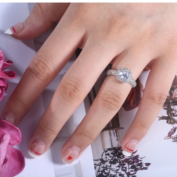 Elegant 925 Silver Round Cut Cubic Zirconia Ring - Picture 5 of 5